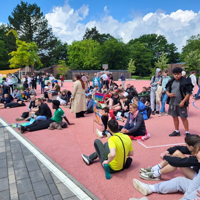Schüler auf Sportplatz (vergrößerte Bildansicht wird geöffnet)