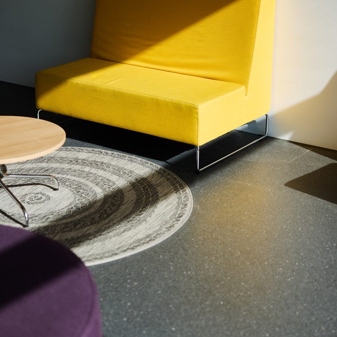 Eine Sitzgruppe im Schulgebäude (vergrößerte Bildansicht wird geöffnet)