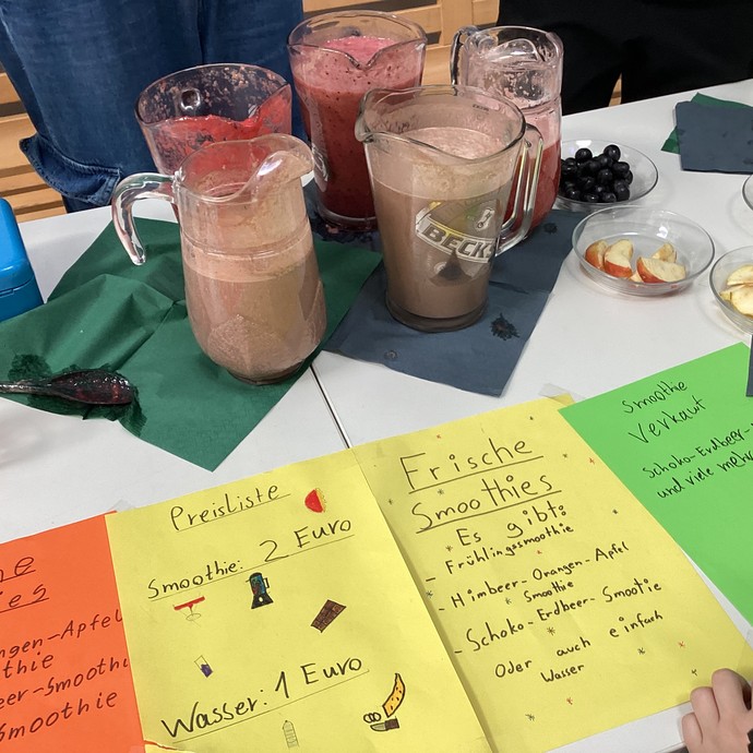 Speisekarte vor Smoothis und Obst. (vergrößerte Bildansicht wird geöffnet)