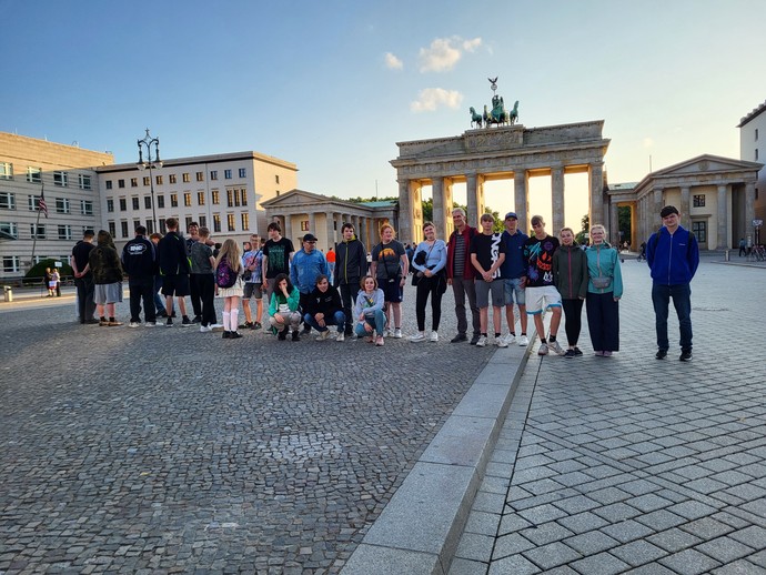 Die 10. te Klasse mit mitreisenden  Lehrkräften vor dem Brandenburger Tor.