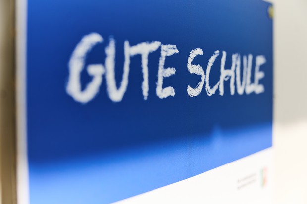 Schild mit der Aufschrift: Gute Schule