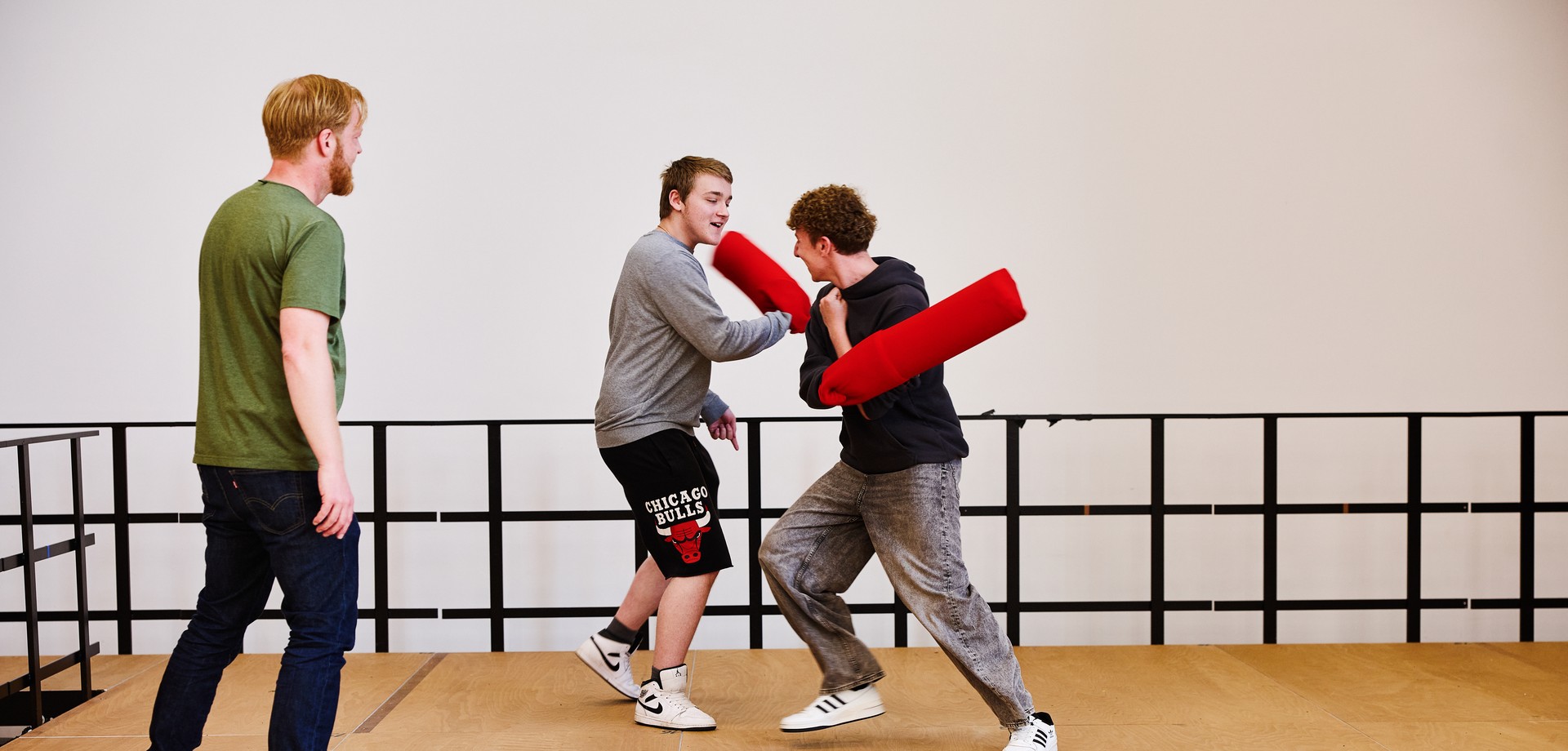 Ein Angebot der Schulsozialarbeit: Zwei Schüler rangeln miteinander und haben Spaß.