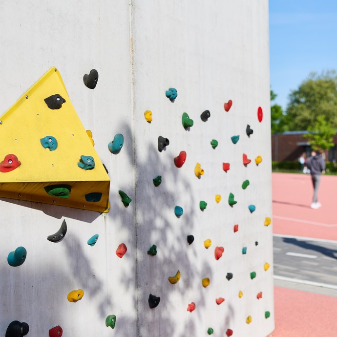 Kletterwand auf dem Schulgelände (vergrößerte Bildansicht wird geöffnet)