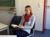 Frau Vechtel beim Vorlesen