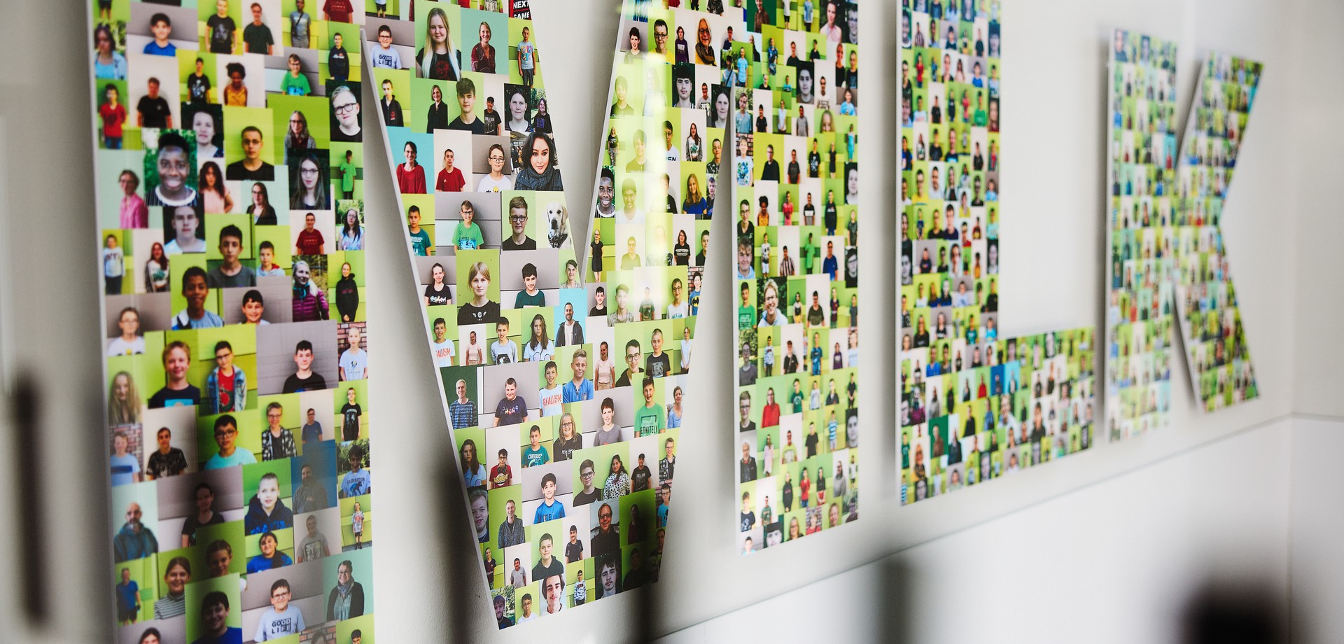 Leinwand des MLK Schriftzuges, der sich durch vile Fotos von Schülerinnen und Schülern zusammensetzt