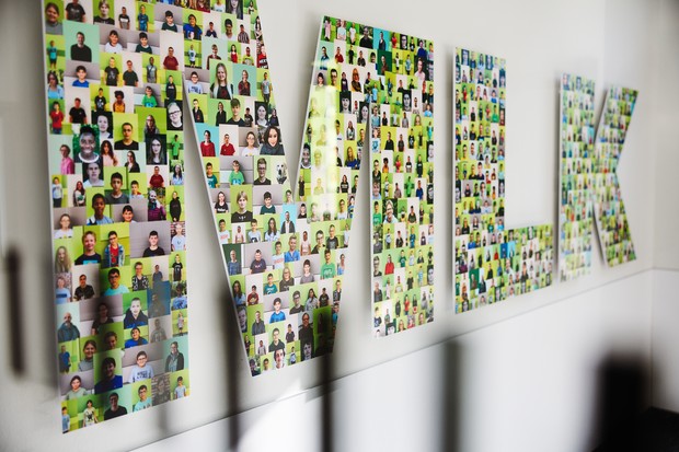 Abfotografierter MLK Schriftzug, der sich aus einzelnen Portraits zusammensetzt