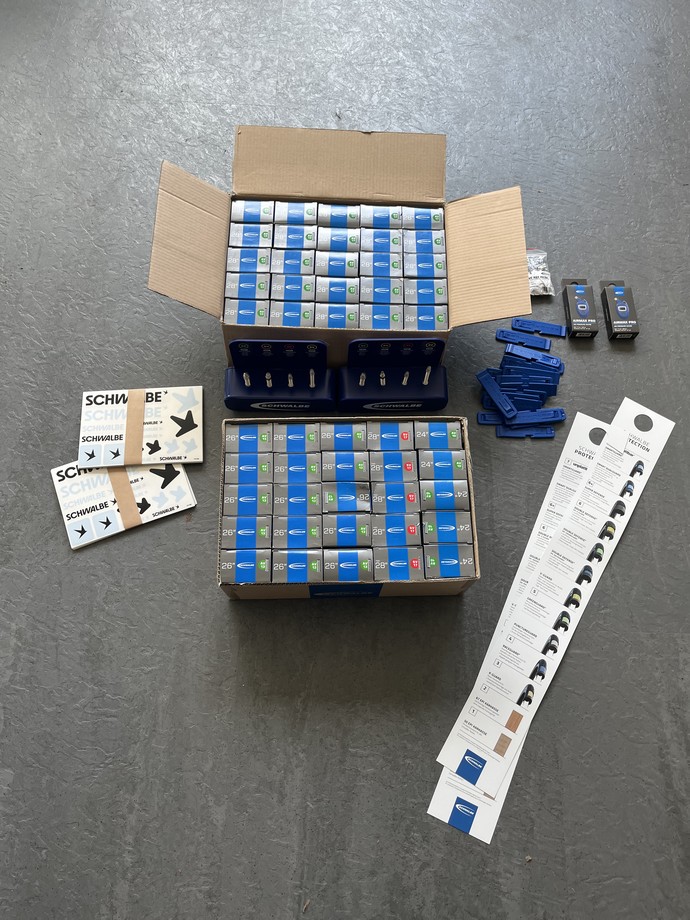 Ein geöffnetes Paket mit vielen Fahrrdschläuchen.