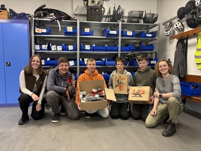 Frau Obelode und Frau Klein mit Schülern in der Fahrradwerkstatt