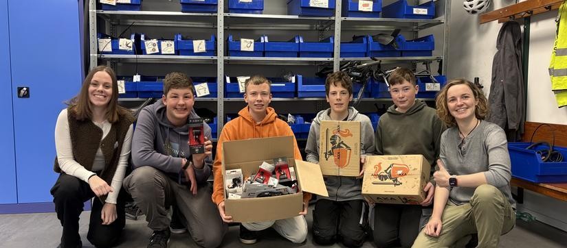 Frau Klein und Frau Obelode mit Schülern in der Fahrradwerkstatt