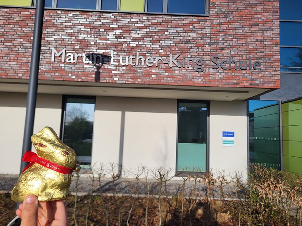 Schokohase mit Schule im Hintergrund