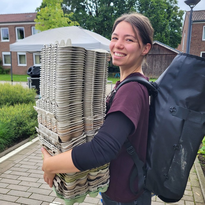 Lehrerin mit Eierkartons (vergrößerte Bildansicht wird geöffnet)