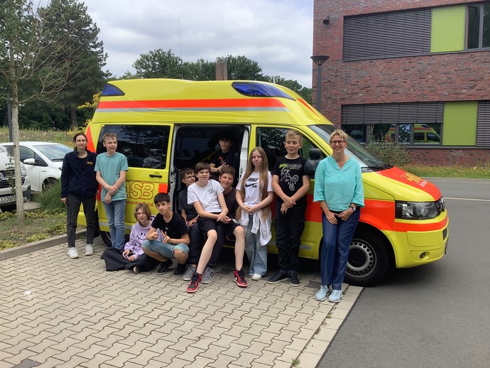 Ein Gruppenbild mit Lernenden der MLK-Schule und Lehrerin