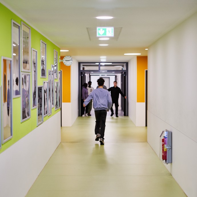 Ein Schulkorridor mit einigen Lernenen (vergrößerte Bildansicht wird geöffnet)