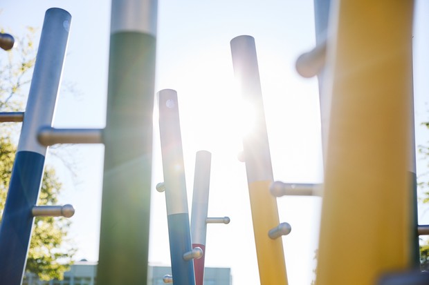 Klettergerüst im Gegenlicht fotografiert