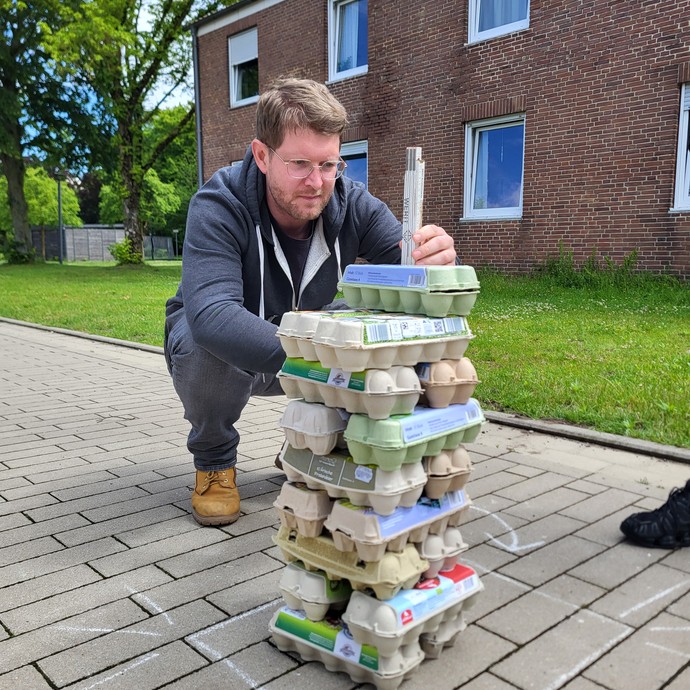 Stapel aus Eierkartons (vergrößerte Bildansicht wird geöffnet)