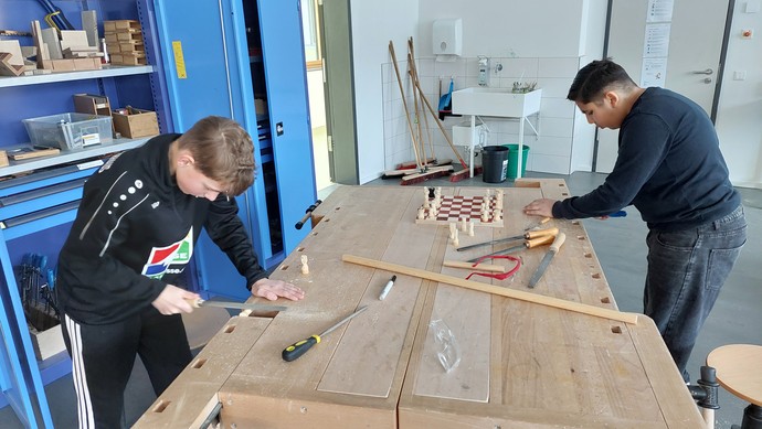 Zwei Schüler bei der Arbeit im Werkraum