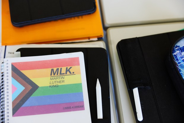 Mäppchen, Ordner und Ringbuch mit Aufschrift: MKL im Anschnitt