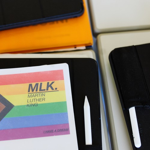 Kalender mit Schriftzug des MLK mit Stiften in einer Mappe