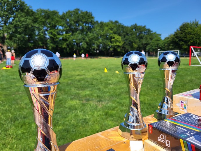 Pokale auf einem Holzklapptisch.