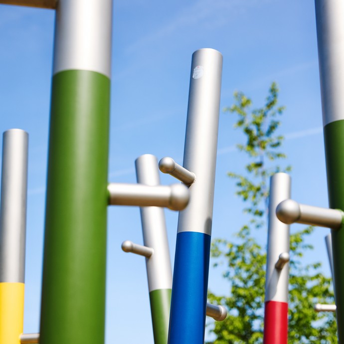 Kletterstangen auf dem Außengelände (vergrößerte Bildansicht wird geöffnet)