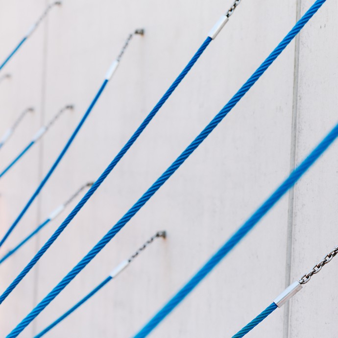 Kletterseile an einer Wand (vergrößerte Bildansicht wird geöffnet)