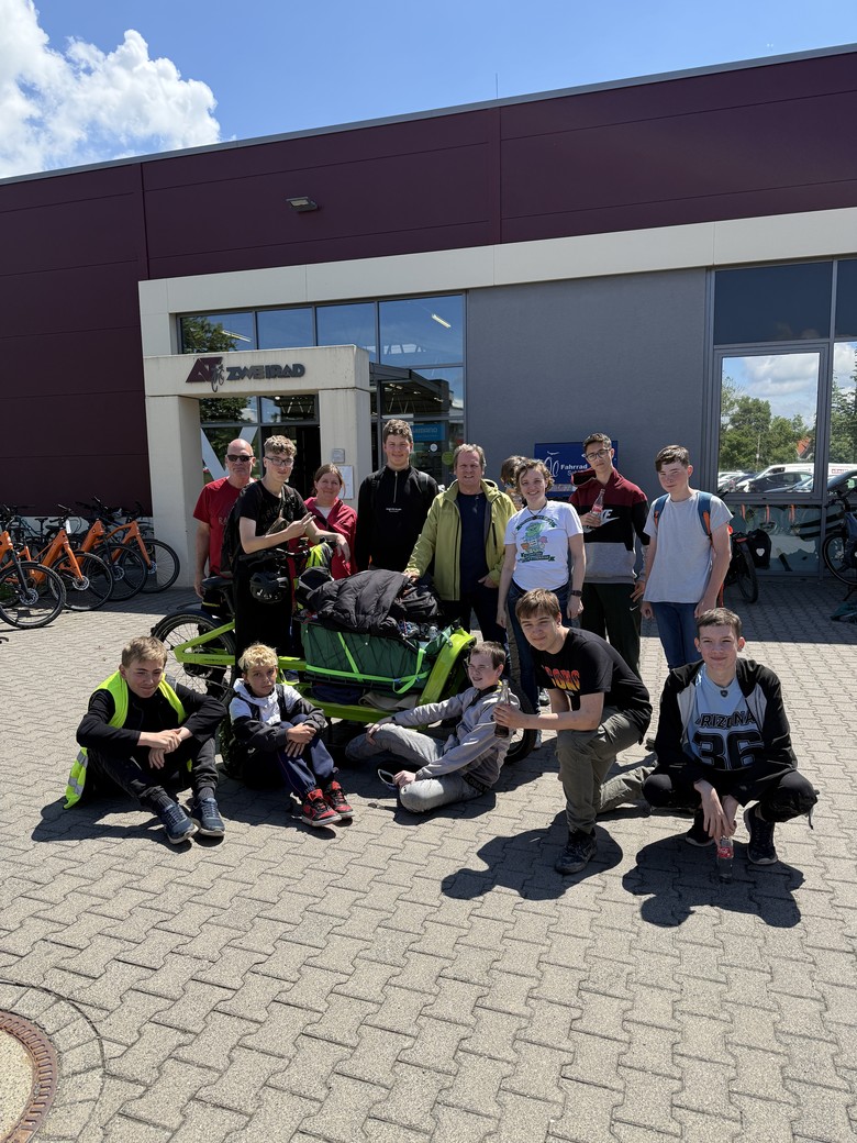 Schülergruppe mit Lastenrad