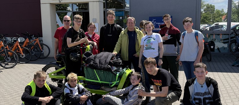 Schülergruppe mit Lastenrad