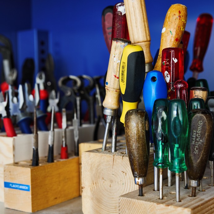 Schraubenzieher, Pfeilen und Zangen in Auffbewahrungsblöcken aus Holz. (vergrößerte Bildansicht wird geöffnet)