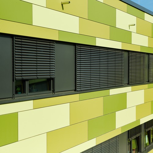 Fenster des Schulgebäudes von außen fotografiert